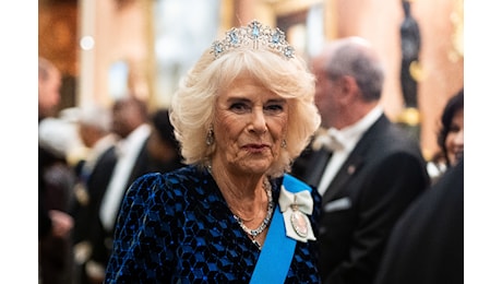 La regina Camilla rispolvera la tiara “fantasma” di Buckingham Palace