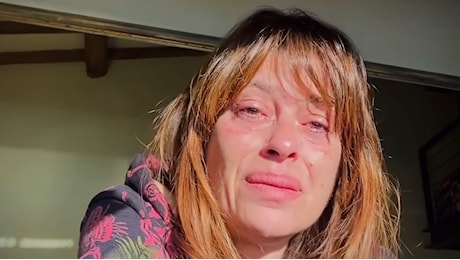 Claudia Pandolfi in lacrime per le vittime di bullismo: «Mi dispiace per il vostro dolore»