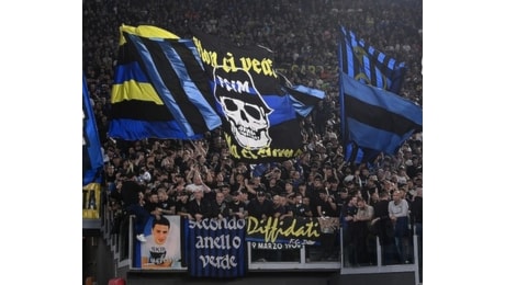 Tifosi dell'Inter lasciano San Siro sul 2 - 3 per il Barça. Dopo il pareggio, provano a rientrare ma non possono