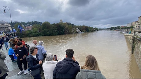 La piena del Po e la gente che filma i Murazzi sott'acqua