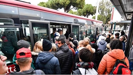 Sciopero generale venerdì 13 dicembre dalle 9 alle 13: a rischio bus e tram Atac, linee periferiche Astral e Cotral