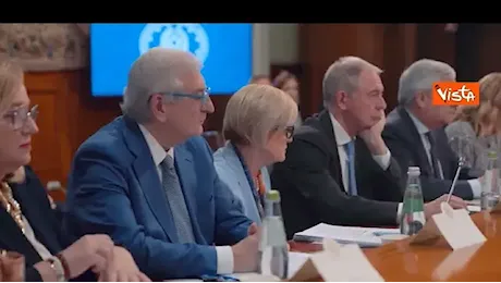 La stretta di mano di Meloni con Landini e Bombardieri all'incontro con i sindacati a Palazzo Chigi