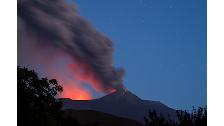 Fontana di lava sull'Etna, nube cenere alta 5 km per nuova eruzione