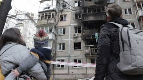 Un palazzo distrutto dall'attacco di un drone russo a Kiev