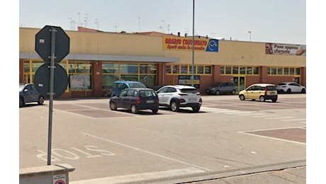 Uomo spara alla moglie per strada e si uccide, tragedia davanti al supermercato a San Severo