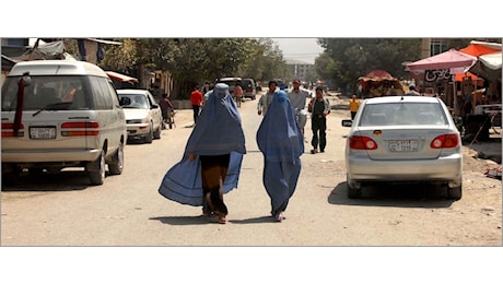 Afghanistan, ultima follia, i Talebani murano le finestre: vietato alle donne guardare fuori. Femministe non pervenute