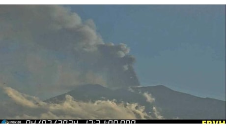 Etna: emissione cenera lavica, chiuso uno spazio aereo