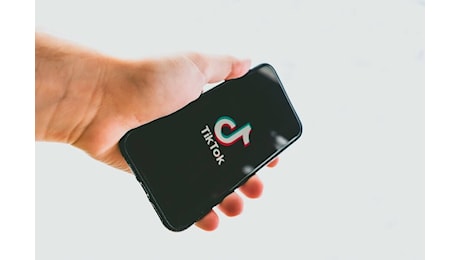 TikTok vieta i “filtri di bellezza” ai minori di 18 anni: “nocivi per la salute mentale”