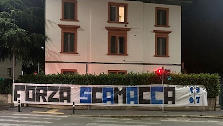 Forza Scamacca. Striscione dei tifosi dell'Atalanta fuori dallo stadio