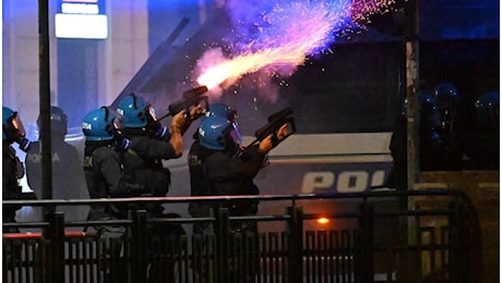 Tifosi di Genoa e Samp arrestati dopo il derby e gli scontri, blitz della Digos: sequestrati i telefoni