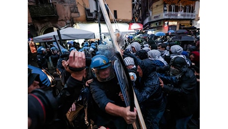 Scontri a Napoli. Le piazze celebrano il boia: Sinwar leggenda