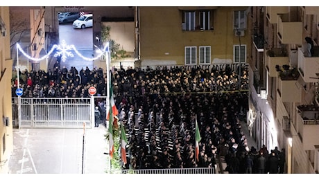 Acca Larentia, saluto romano alla commemorazione. E la sinistra sbraita contro il governo