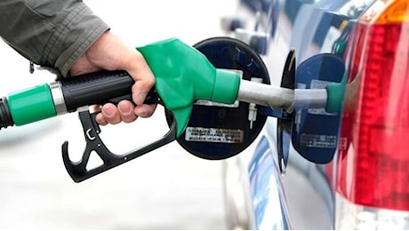 Ancora giù i prezzi dei carburanti