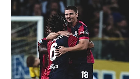 Marinato il Parma, il Cagliari trionfa 3-2 al Tardini: la prima vittoria è memorabile