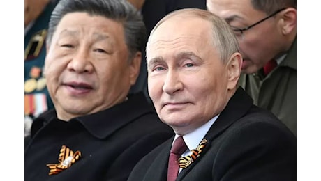 Putin e i suoi fratelli alla parata. E l'Ue vuole processarlo