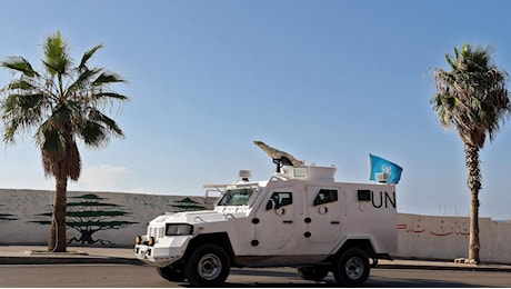 Libano, una bomba cade sul tetto di una base Unifil. Tajani protesta con il ministro israeliano