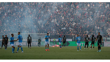 Tensione tra tifosi con lancio di petardi: Cagliari-Napoli sospesa 7'. Ferito uno steward