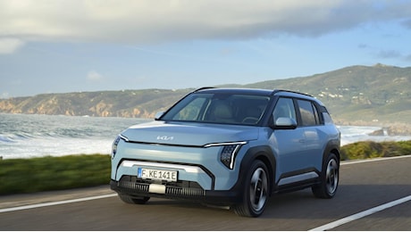 Fenomeno Kia EV3, la grande compatta: il baby Suv elettrico ha tanto spazio e 600 km di autonomia