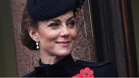 Kate al Remembrance Day e quell’outfit ‘rassicurante’ scelto per il suo ritorno sulla scena