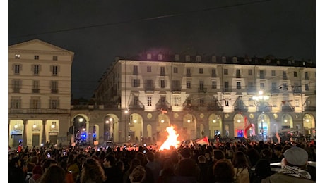 Corteo pro Palestina a Torino, in mille sfidano il divieto: bruciate le bandiere di Israele