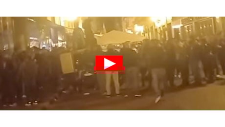 Al raduno degli alpini risuona Faccetta nera, la sinistra ne approfitta per attaccare le penne nere (video)