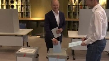 Europee, il cancelliere tedesco Olaf Scholz vota a Potsdam