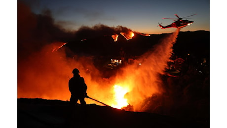 Causa incendi Los Angeles. Siccità e venti fino a 160 km/h. Cosa sta succedendo in California