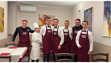 Pranza nel ristorante gestito da disabili e scappa senza pagare il conto da 100 euro, il sindaco lo bacchetta sui social: «I ragazzi ti aspettano per saldare»