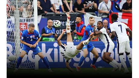 Bellingham, il gol in rovesciata al 95' di Inghilterra-Slovacchia: fotosequenza e video