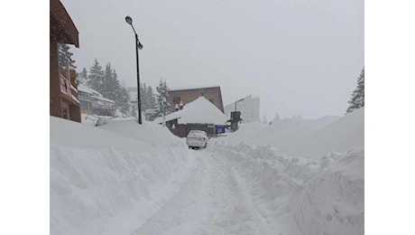 Cronaca meteo. Tempesta di neve nei Balcani, 150000 case senza elettricità in Bosnia - Video