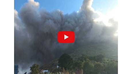 Meteo: Stromboli, forti Esplosioni sul Vulcano, (Video) crollo parziale della terrazza craterica
