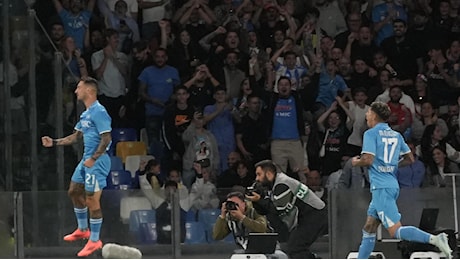 Il Napoli batte il Monza 2-0 ed è solo in testa alla classifica