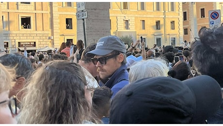 Harry Styles a San Pietro per l'elezione di Papa Leone XIV: la foto della fan e il famoso cappello (amato anche da Alessandro Michele)
