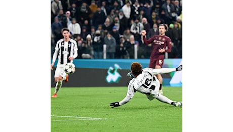 CHAMPIONS LEAGUE – 6° giornata: il Milan regola a San Siro la Stella Rossa (2-1) e blinda la qualificazione. Vittoria pesante per la Juventus che sconfigge 2-0 il Manchester City allo Stadium. Pareggio a reti bianche per il Bologna sul campo del Benfica