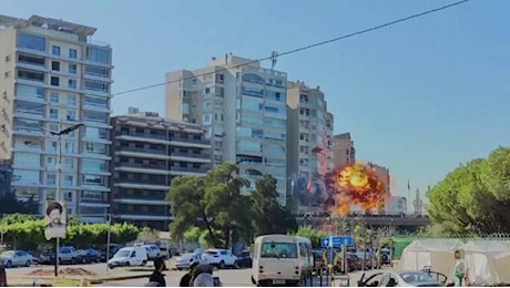 Libano, il raid israeliano è devastante: palazzo raso al suolo a Beirut. Il video