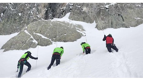 Trovato morto sotto la neve uno dei turisti inglesi dispersi in Adamello