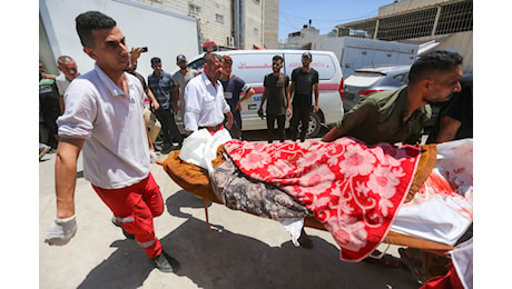 Raid israeliani su Gaza e sul campo profughi di Nuseirat, ci sono decine di vittime