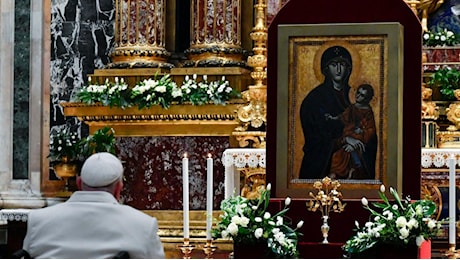 Francesco in preghiera a Santa Maria Maggiore, prima del viaggio in Asia