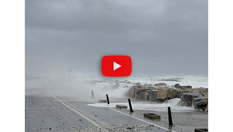 Meteo Diretta: Mareggiata a Marina di Pisa, il mare invade le strade. Il Video