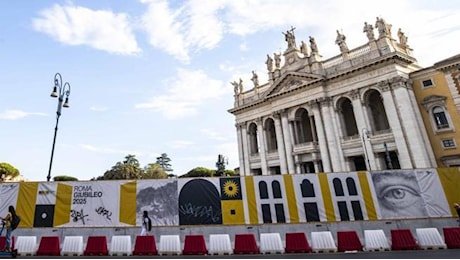 Giubileo, riapre piazza San Giovanni: nuove fontane e aree verdi. Domani l'apertura della Porta Santa in basilica