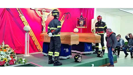 Ultimo saluto a Emanuele e Nico, i vigili del fuoco morti nelle acque dell’Avello: oggi funerali solenni in cattedrale