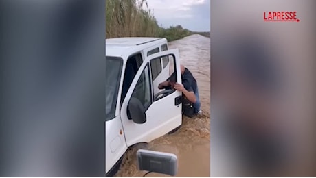 VIDEO Maltempo, bloccato nel furgone in Calabria: il salvataggio