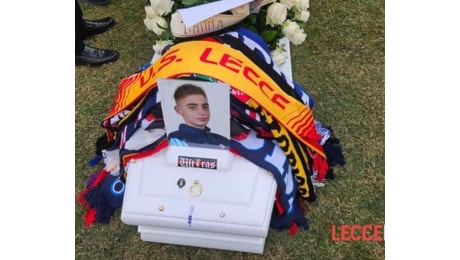 In 10mila allo Zaccheria ai funerali di Samuel, Michele e Gaetano: l'omaggio dei tifosi del Lecce