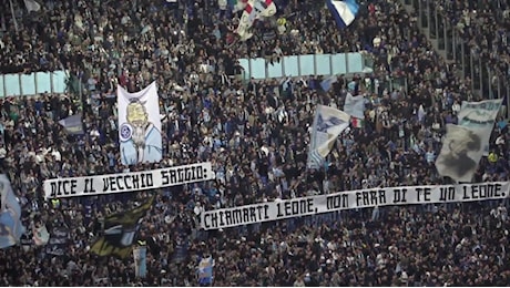 Lazio-Roma - Striscioni e giochi di luce: gli ultras si sfidano sugli spalti a colpi di sfottò
