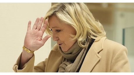 Marine Le Pen, clamoroso in Francia: l'intesa con i comunisti per far saltare il governo