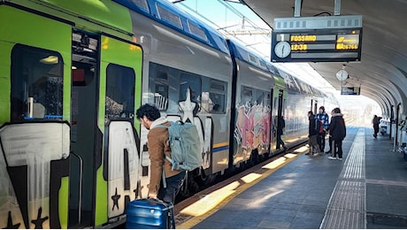 Trecento aggressioni all’anno, la vita pericolosa dei ferrovieri: “Serve il Daspo per i violenti”