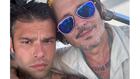 Fedez con Johnny Depp a Saint-Tropez: le foto insieme sullo yacht