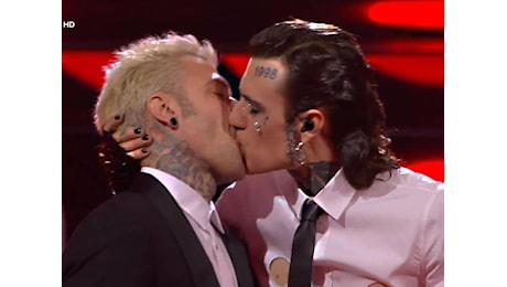 Il bacio di Sanremo a Fedez? Studiato a tavolino. E Rosa Chemical smaschera in teatrino