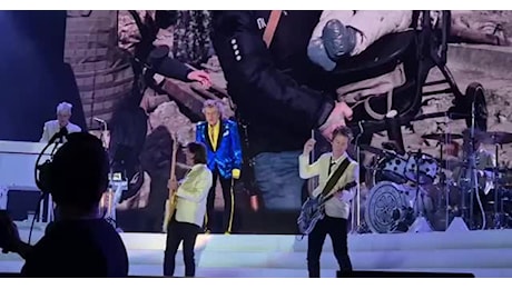 Germania, Rod Stewart fischiato durante dedica all'Ucraina e a Zelensky della canzone Rhythm of my heart in un concerto sold out a Lipsia - VIDEO