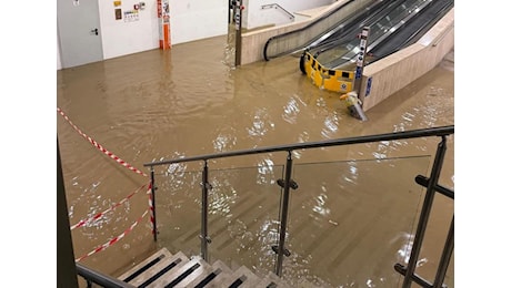 Maltempo Siena, stazione allagata e treni bloccati. Disagi e strade chiuse